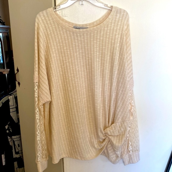ABSOLUTELY FAMOUS OFF WHITE CREAM TOP LACE SLEEVES & Accent on Bottom 2… - Picture 7 of 12